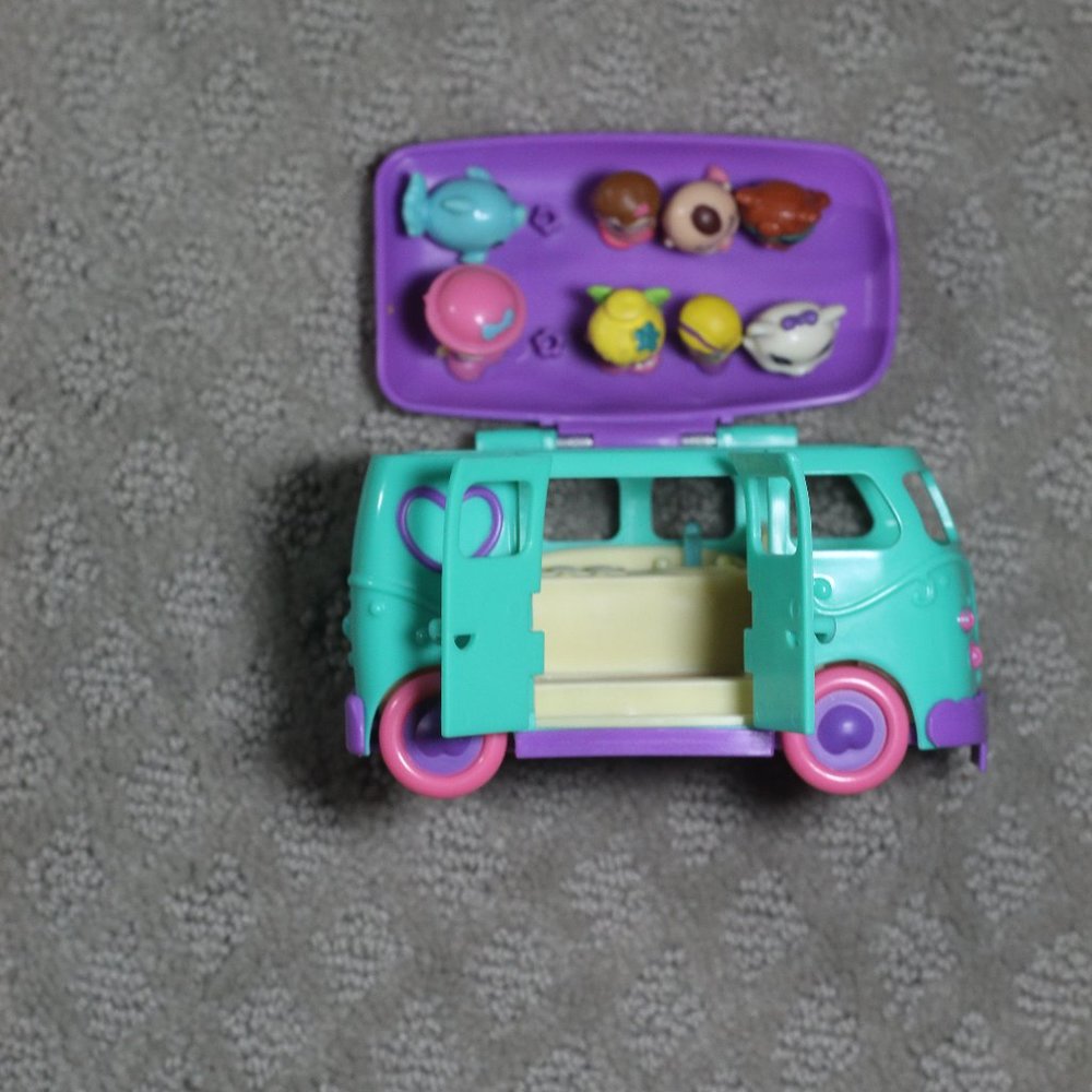 Squinkies Van and 8 Figures